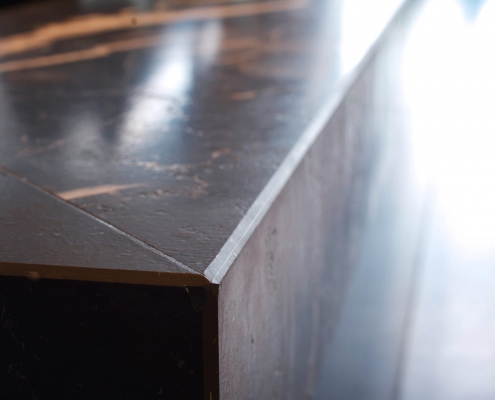 Empfangstresen Kunsthalle Hamburg - Nero Marquina auf Gehrung verarbeitet - Oberfläche satiniert Empfangstresen Kunsthalle Hamburg - Nero Marquina auf Gehrung verarbeitet - Oberfläche satiniert