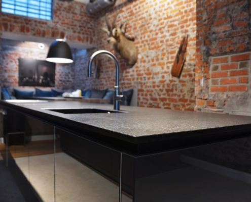 Küchenarbeitsplatte mit materialgleicher Gehrungsspüle und flächenbündigem Kochfeld - Nero Assoluto Z - Oberfläche antik Küchenarbeitsplatte mit materialgleicher Gehrungsspüle und flächenbündigem Kochfeld - Nero Assoluto Z - Oberfläche antik